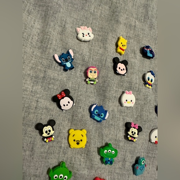 (5) Random Disney Emojis Croc Charms - Picture 4 of 6